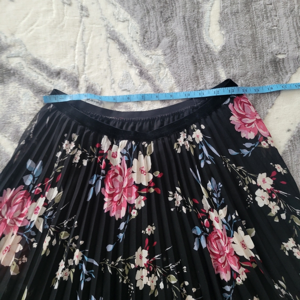 White House Black Market Chic Pleated Skirt Size M - Picture 4 of 4